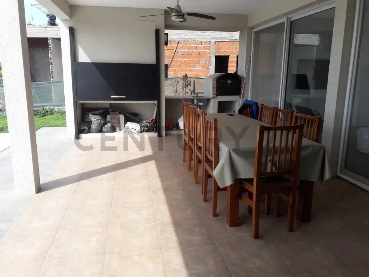 Casa en alquiler de 5 ambientes al agua en Barrio El Cantón Islas – Escobar 3