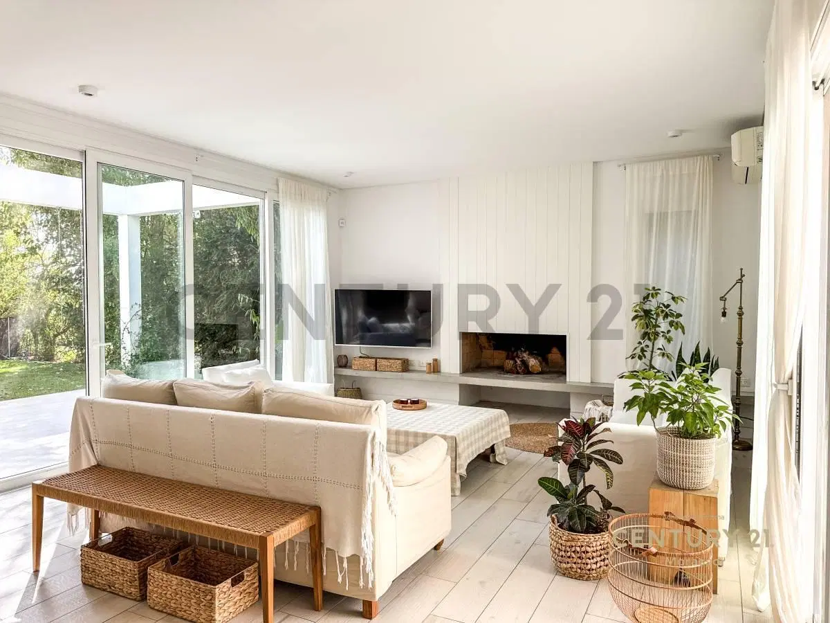 Venta de Casa en Lote al río -Santa Catalina, Villanueva, Tigre, con muelle propio. Orientación Noro 8