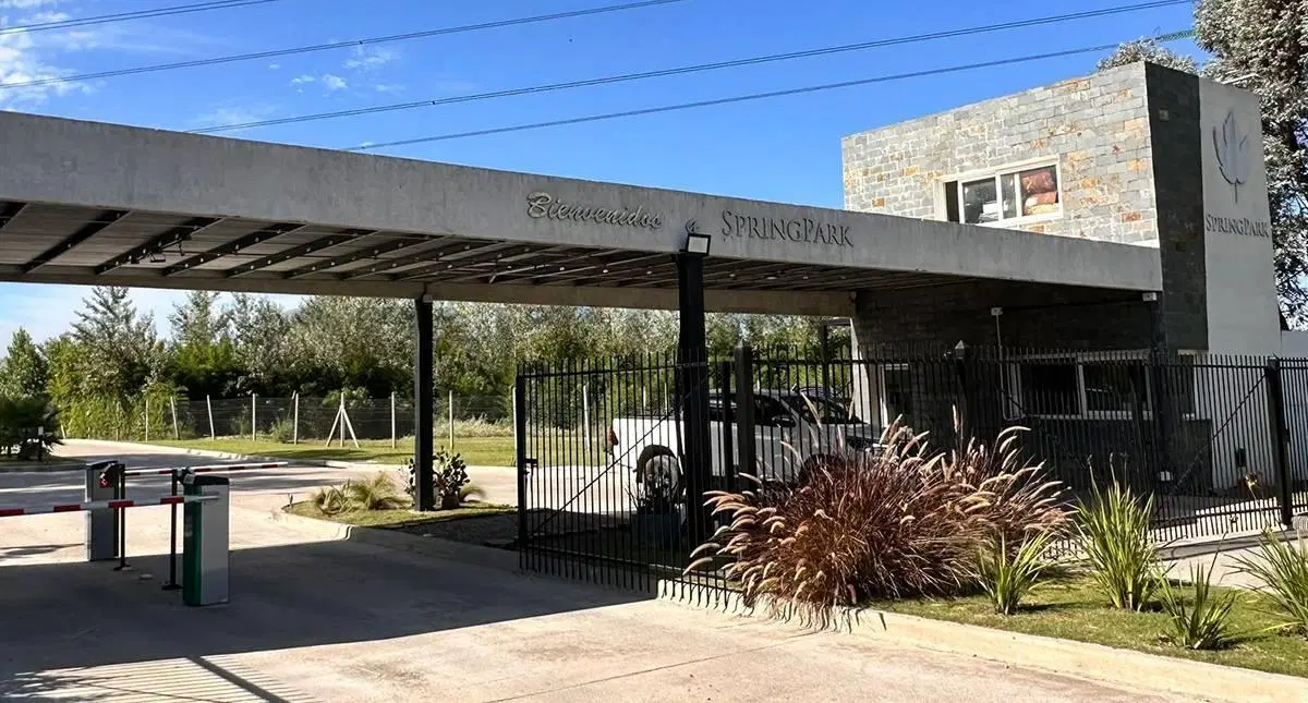 VENTA CASA 4 AMBIENTES C/ ESCRITORIO, DEPENDENCIA O 4TO DORMITORIO - SPRINGPARK, PILAR 2