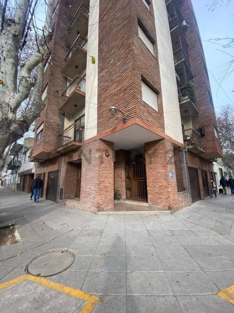 Venta Departamento 4 ambientes con dependencia/escritorio - Caseros, Tres de Febrero. 1