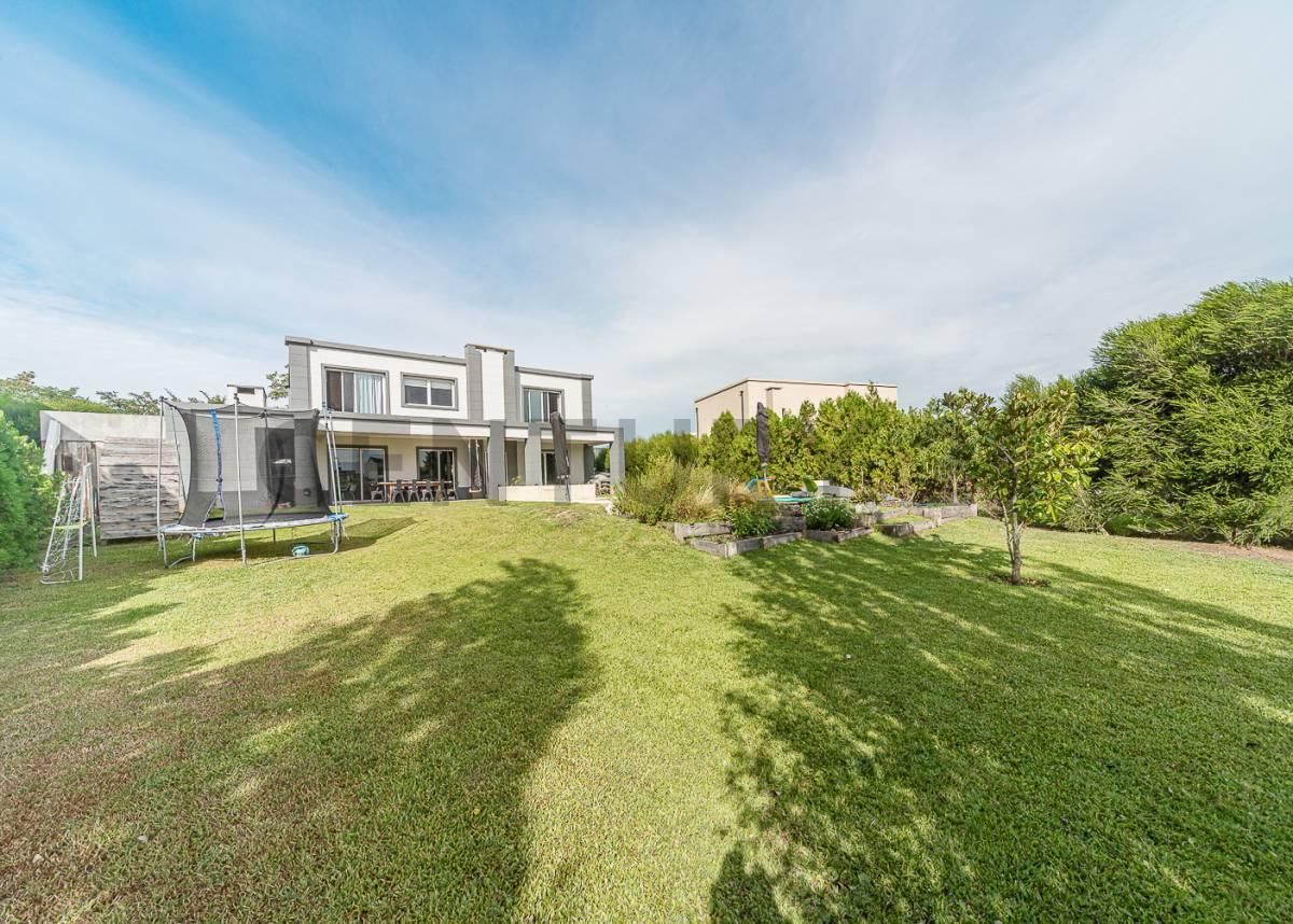Foto de CASA EN VENTA EN EL CANTÓN NORTE – ESPEJO DE AGUA – 4 DORMITORIOS +, imagen 3