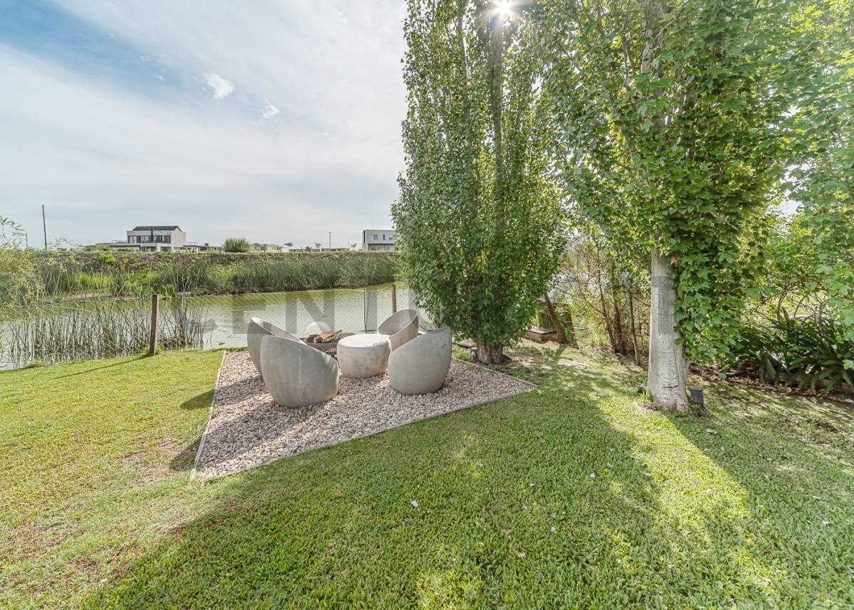 Foto de CASA EN VENTA EN EL CANTÓN NORTE – ESPEJO DE AGUA – 4 DORMITORIOS +, imagen 2