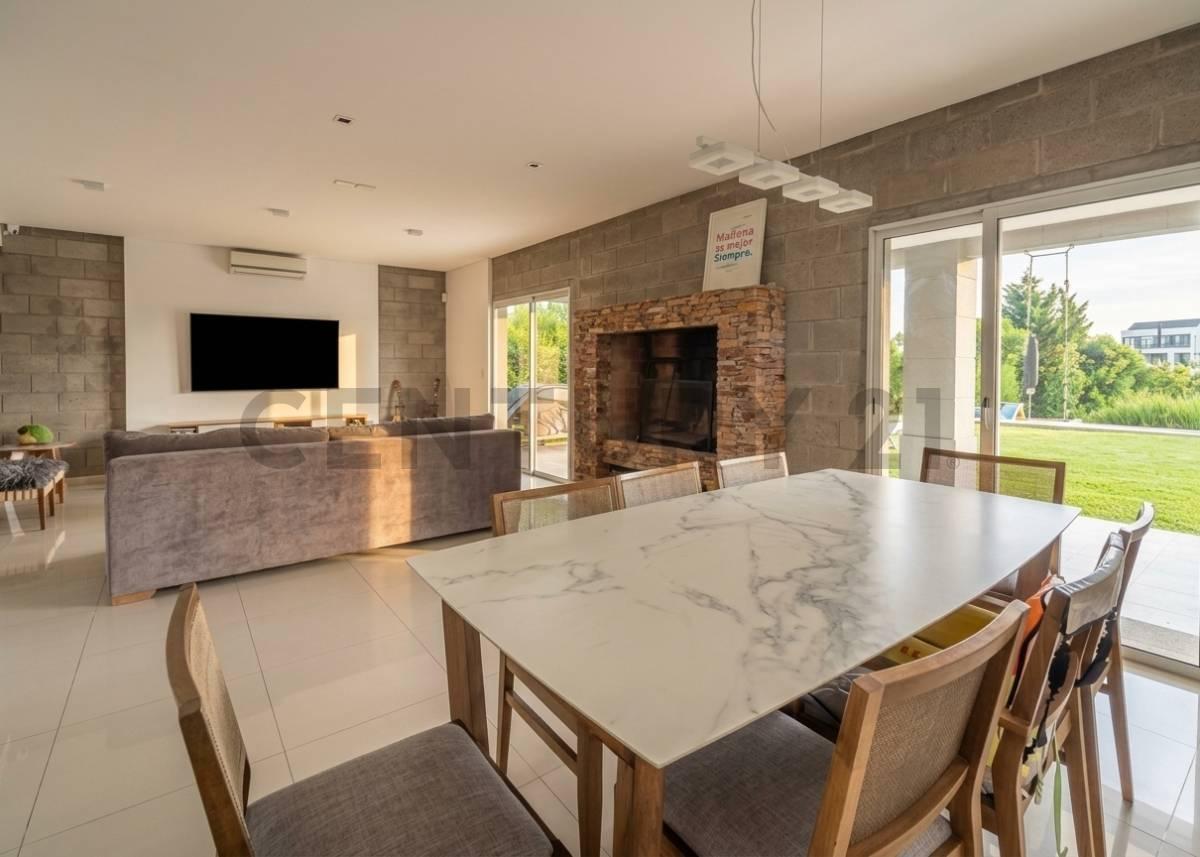Foto de CASA EN VENTA EN EL CANTÓN NORTE – ESPEJO DE AGUA – 4 DORMITORIOS +, imagen 1