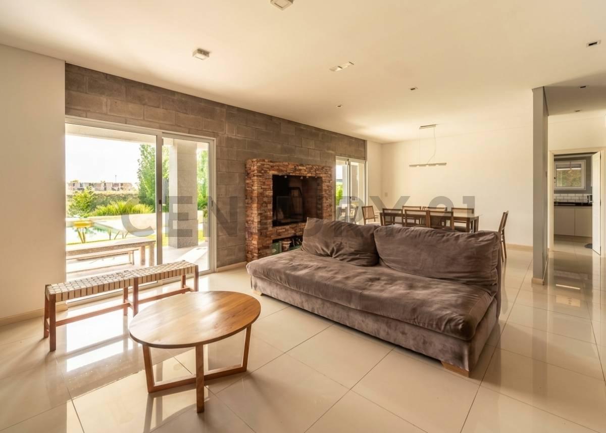 Foto de CASA EN VENTA EN EL CANTÓN NORTE – ESPEJO DE AGUA – 4 DORMITORIOS +, imagen 4