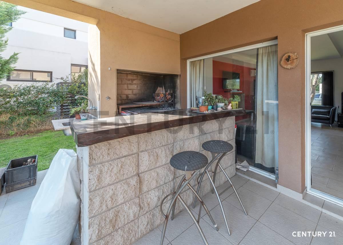Foto de CASA EN VENTA en El Cantón Norte - 5 Amb con Pileta, imagen 2