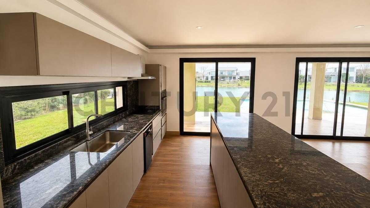 Foto de Casa en venta en El Cantón Norte – A la laguna | 6 ambientes | Piscina, imagen 2