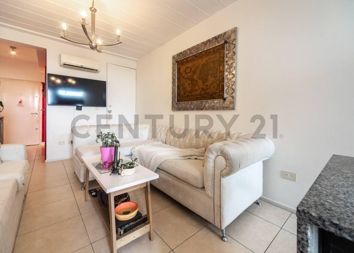 Foto de VENTA Triplex 3 ambientes con cochera y terraza – Centro de Belén de, imagen 1