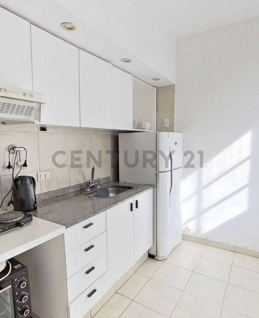 Foto de Departamento de 4 ambientes con patio y dependencia en una ubicación, imagen 3