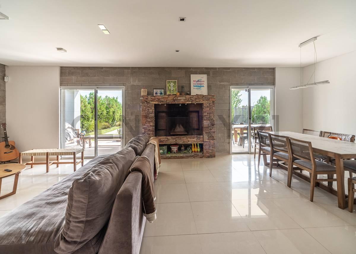 Foto de CASA EN VENTA EN EL CANTÓN NORTE – ESPEJO DE AGUA – 4 DORMITORIOS +, imagen 1