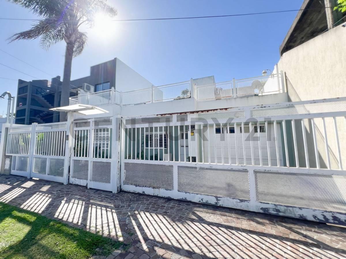 Foto de Venta de Casa 3 DORMITORIOS MORON COCHERA PILETA QUINCHO, imagen 1