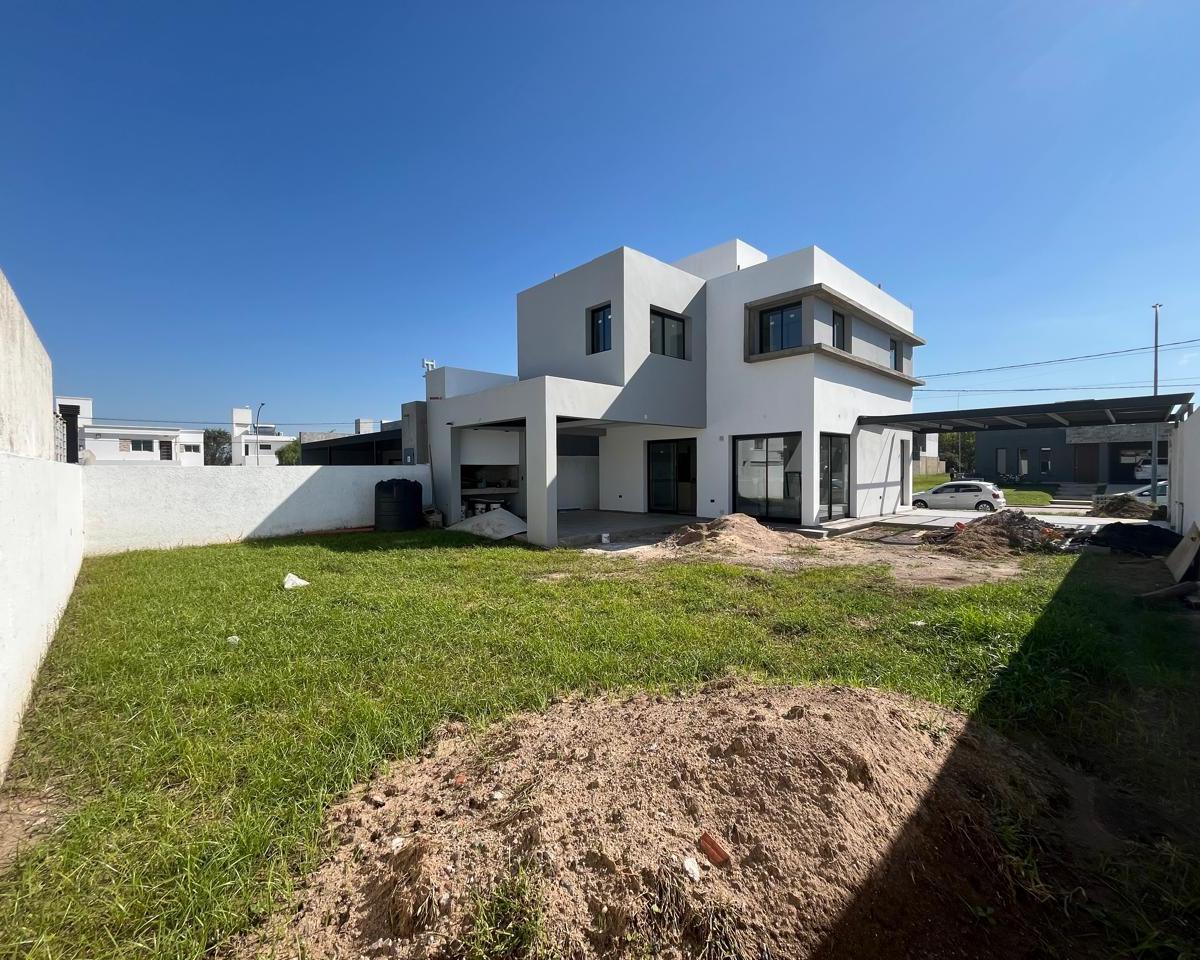 Casa en B° Comarca del Allende (Apto Credito). 3 Dorm. - Consultas Al 1