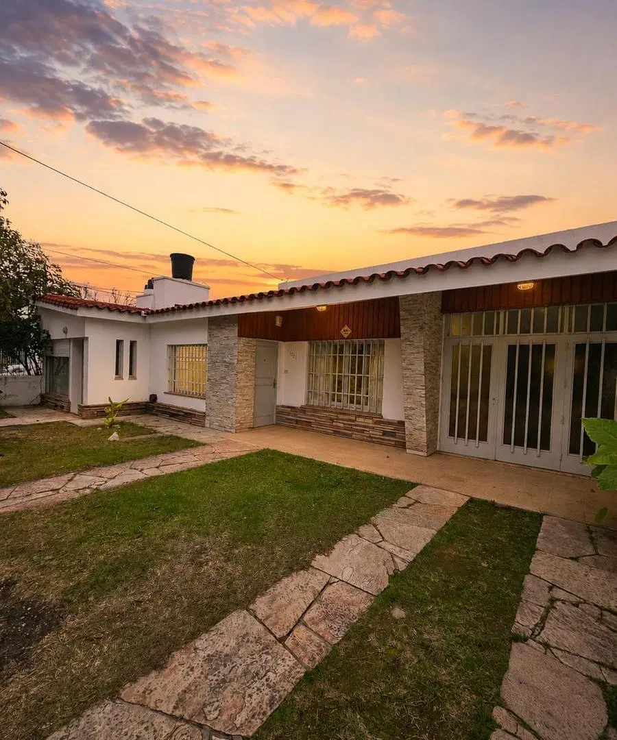 VENDE CASA 3 DORMITORIOS EN B° ESCOBAR CON PATIO APTA PROFESIONAL 2