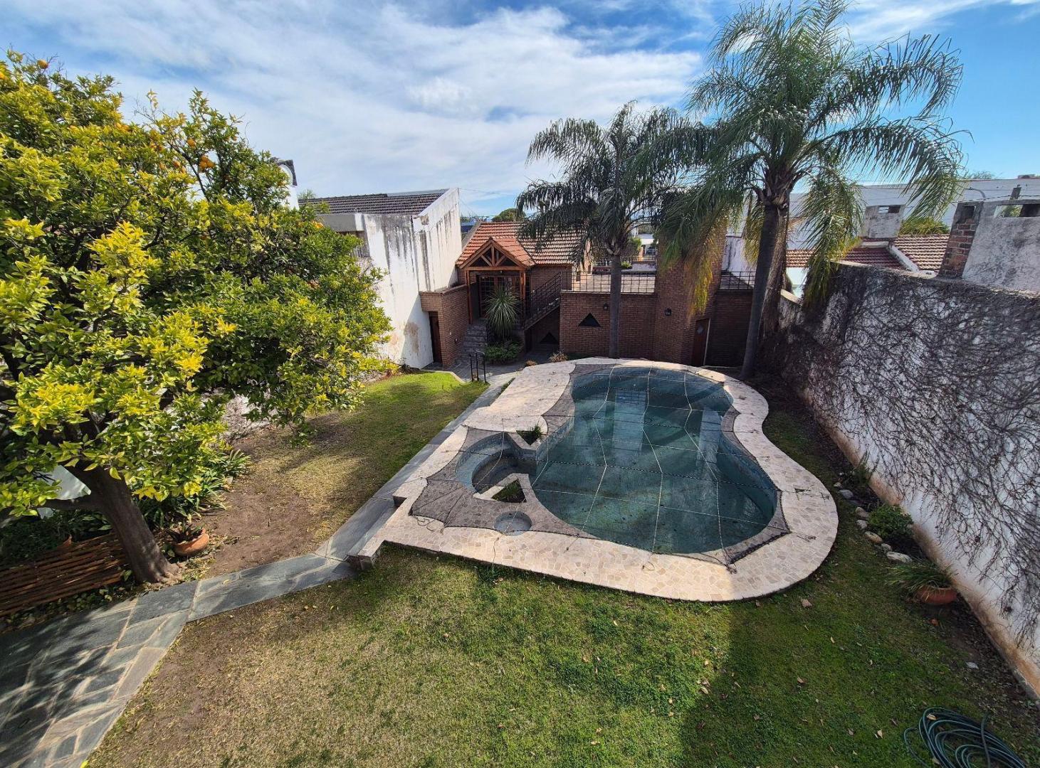 Foto de VENDE CASA B° URCA 4 DORMITORIOS CON PILETA Y DOBLE INGRESO, imagen 4