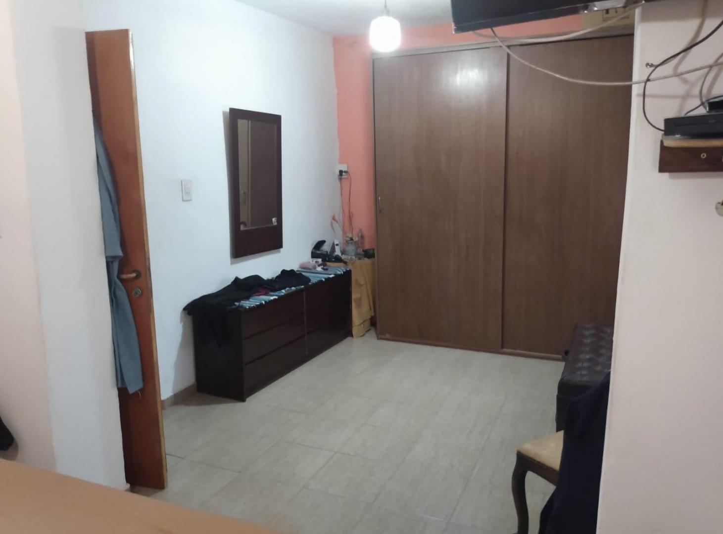 Foto de CASA CON 2 LOCALES GALPO en Barrio San Martin sobre calle Soldado Ruiz., imagen 2