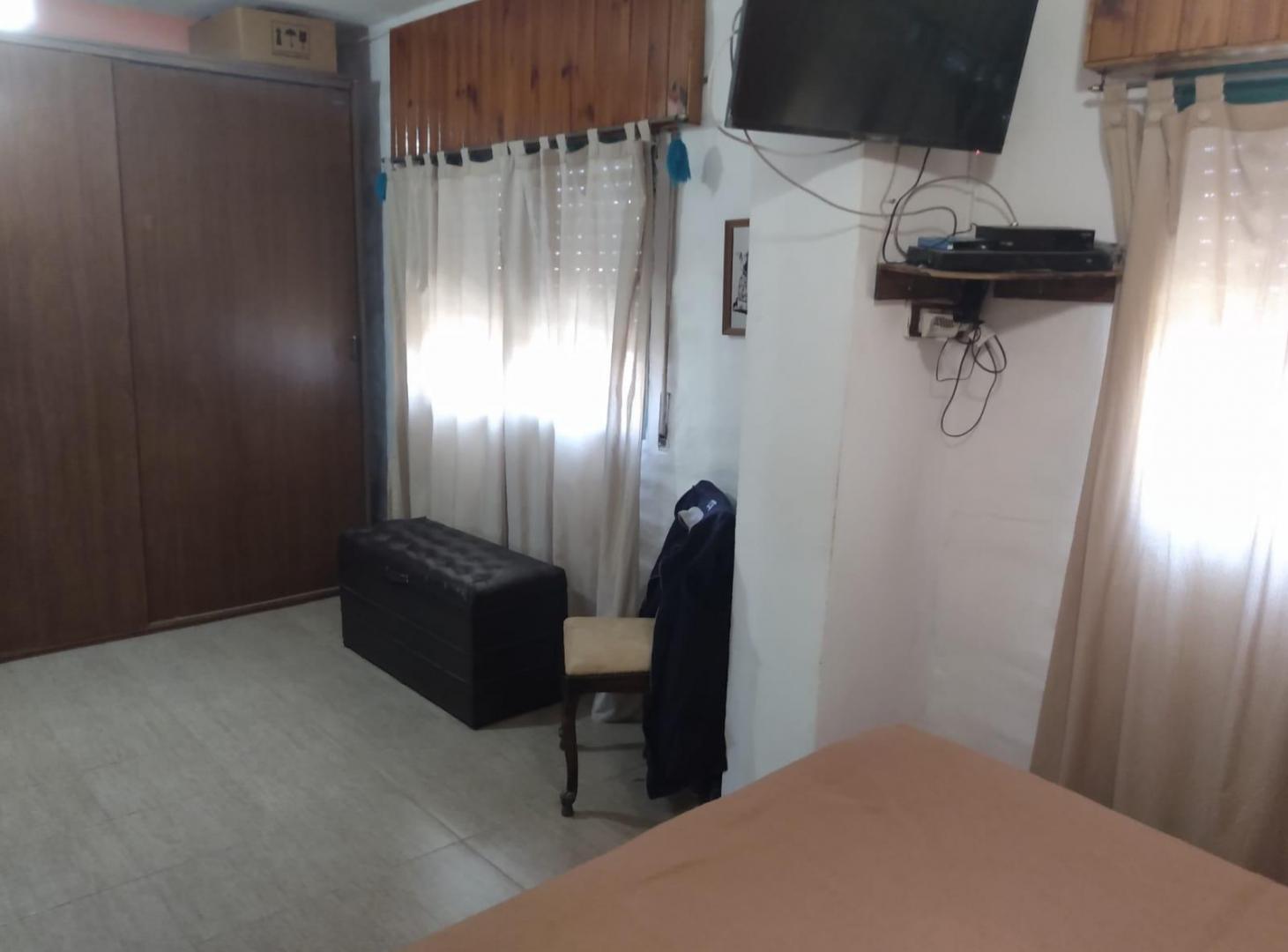 Foto de CASA CON 2 LOCALES GALPO en Barrio San Martin sobre calle Soldado Ruiz., imagen 5