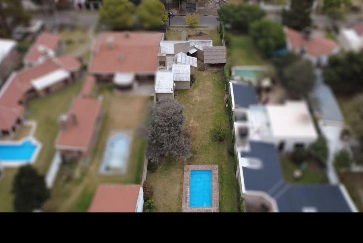 Foto de Vende Casa 4 Dormitorios en B°Arguello con pileta y gran terreno, imagen 2
