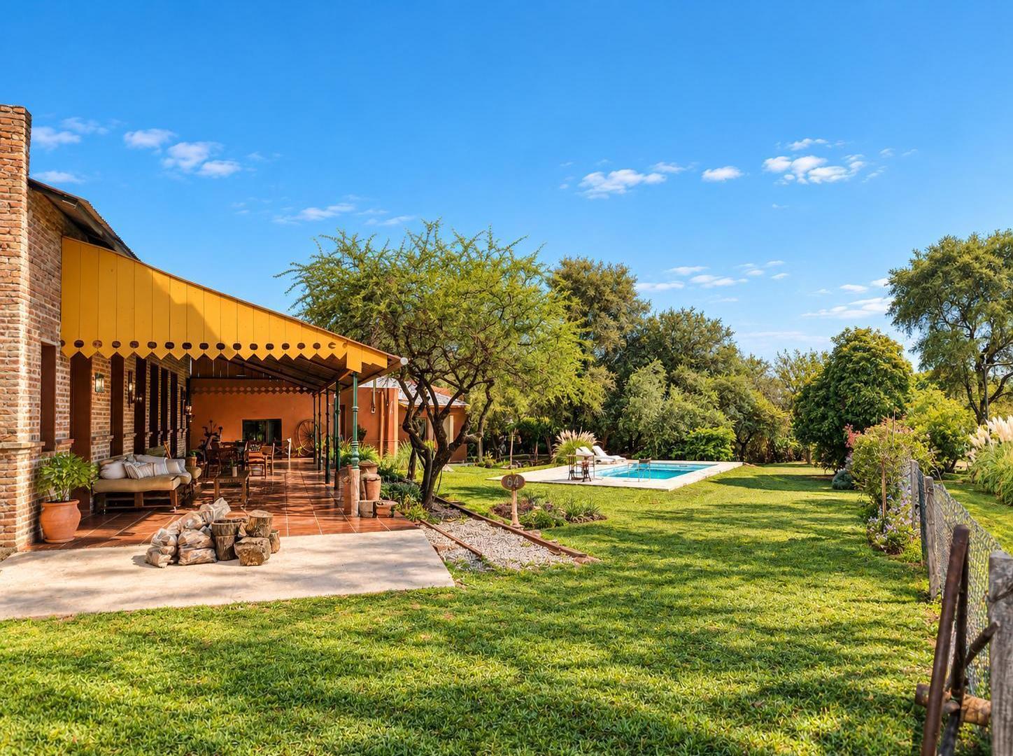 Foto de Casa en venta 3 dormitorios en Las Corzuelas estilo colonial con pileta, imagen 2