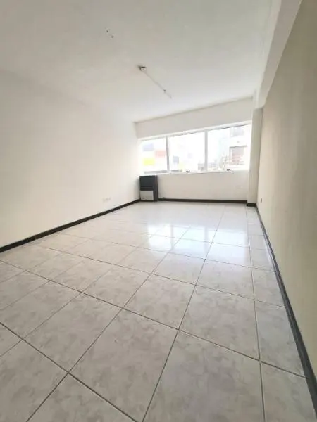 OFICINA AL FRENTE, CON PRIVADO, COCINA Y BAÑO - LA PERLA 1