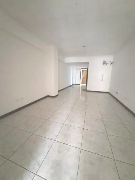 OFICINA AL FRENTE, CON PRIVADO, COCINA Y BAÑO - LA PERLA 5