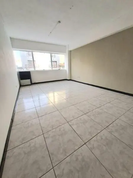 OFICINA AL FRENTE, CON PRIVADO, COCINA Y BAÑO - LA PERLA 3