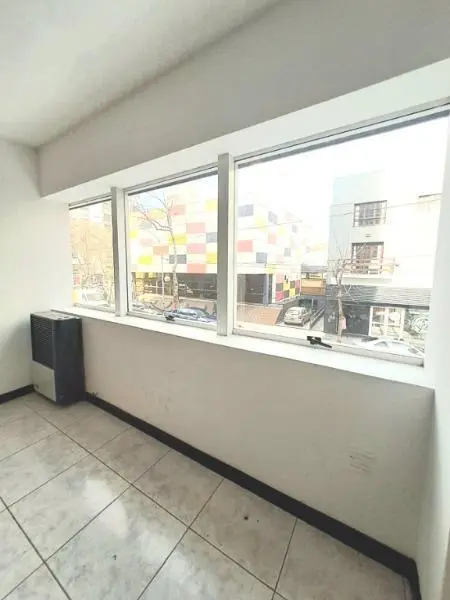 OFICINA AL FRENTE, CON PRIVADO, COCINA Y BAÑO - LA PERLA 2
