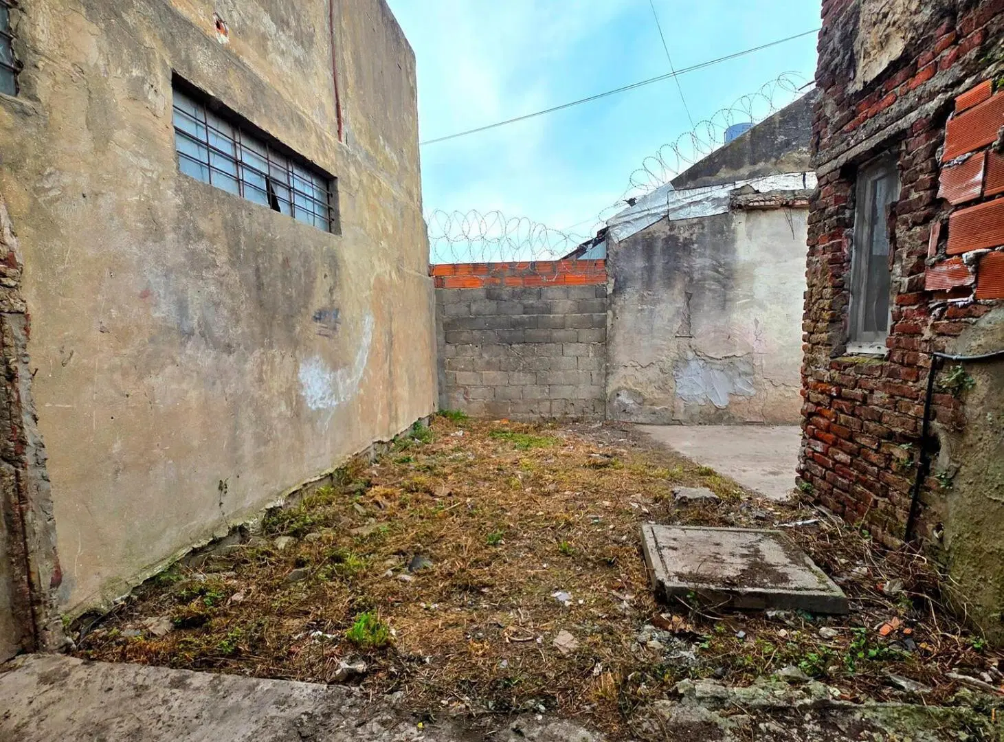 EN VENTA LOCAL + VIVIENDA A RECICLAR - JUAN B. JUSTO Y LABARDEN 3
