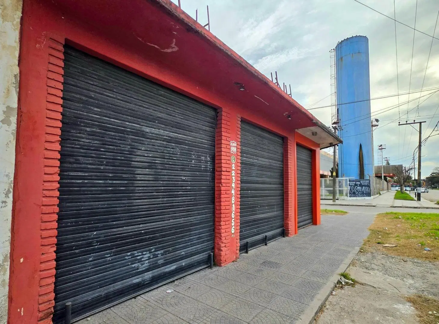 EN VENTA LOCAL + VIVIENDA A RECICLAR - JUAN B. JUSTO Y LABARDEN 1