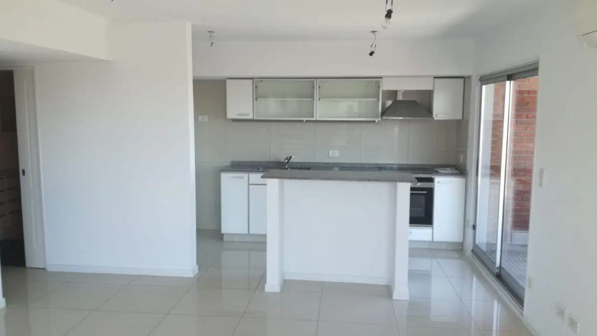 MONOAMBIENTE EN PELNO CENTRO DE MORON, CON BALCON AMPLIO Y VESTIDOR 3