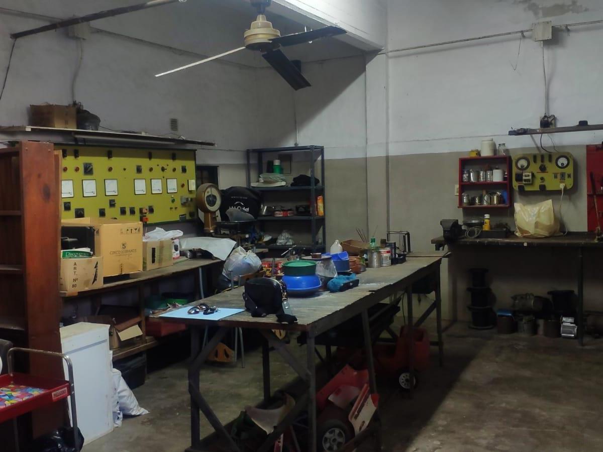 LOTE DE 303 m2  (Con dos locales)