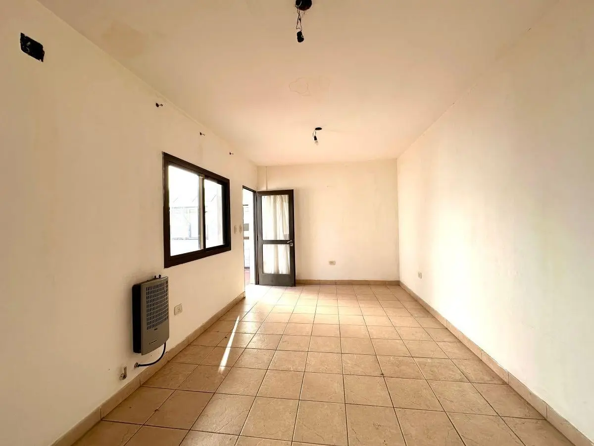 Amplio departamento 4 ambientes con patio en planta baja- Diagonal 80 e/115 y 42 La Plata - 2