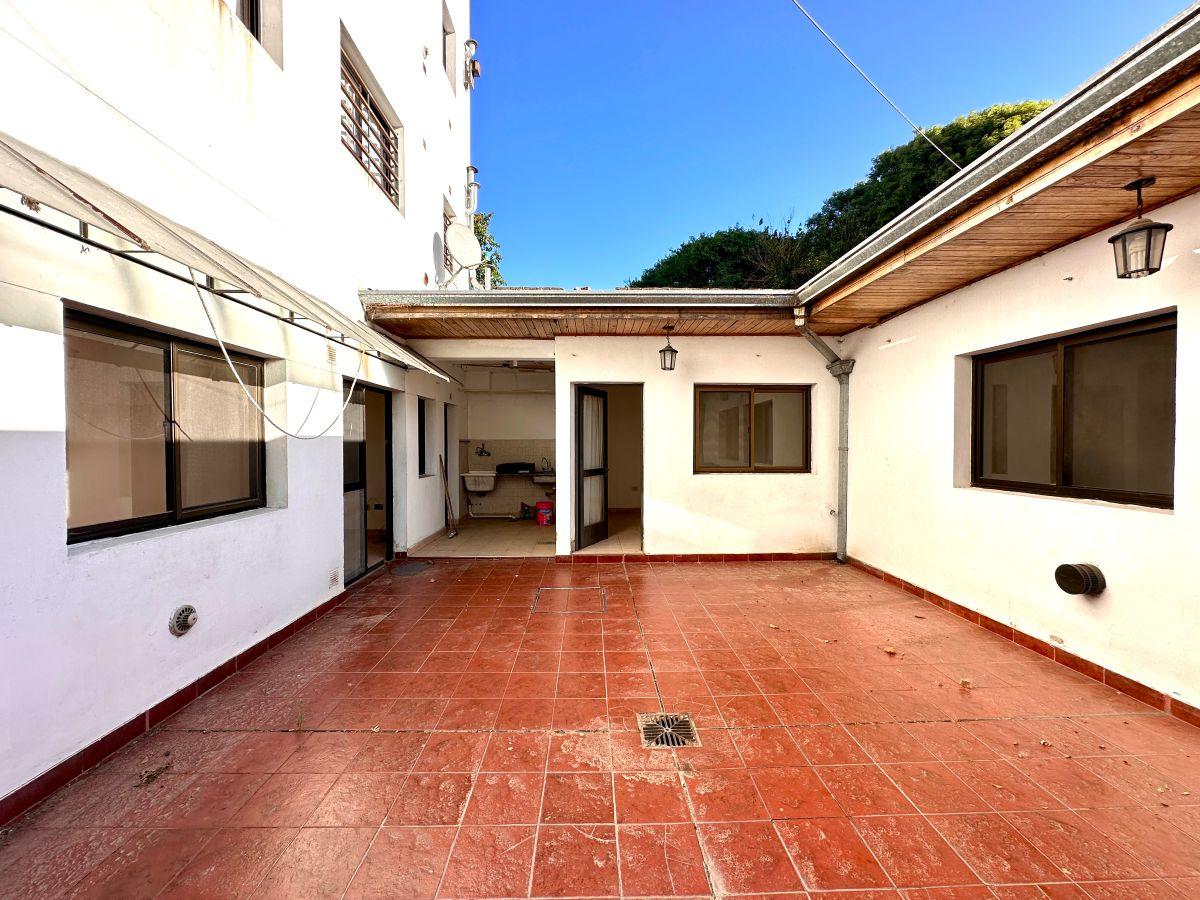 Amplio departamento 4 ambientes con patio en planta baja- Diagonal 80 e/115 y 42 La Plata -