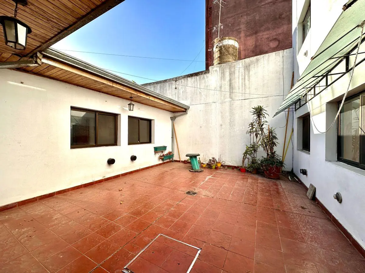 Amplio departamento 4 ambientes con patio en planta baja- Diagonal 80 e/115 y 42 La Plata - 4