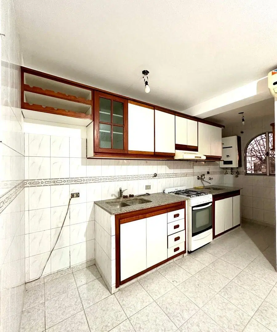 Amplio 2 amb con balcón al frente + espacio escritorio | 55 m² | 15 y 35 La plata 3