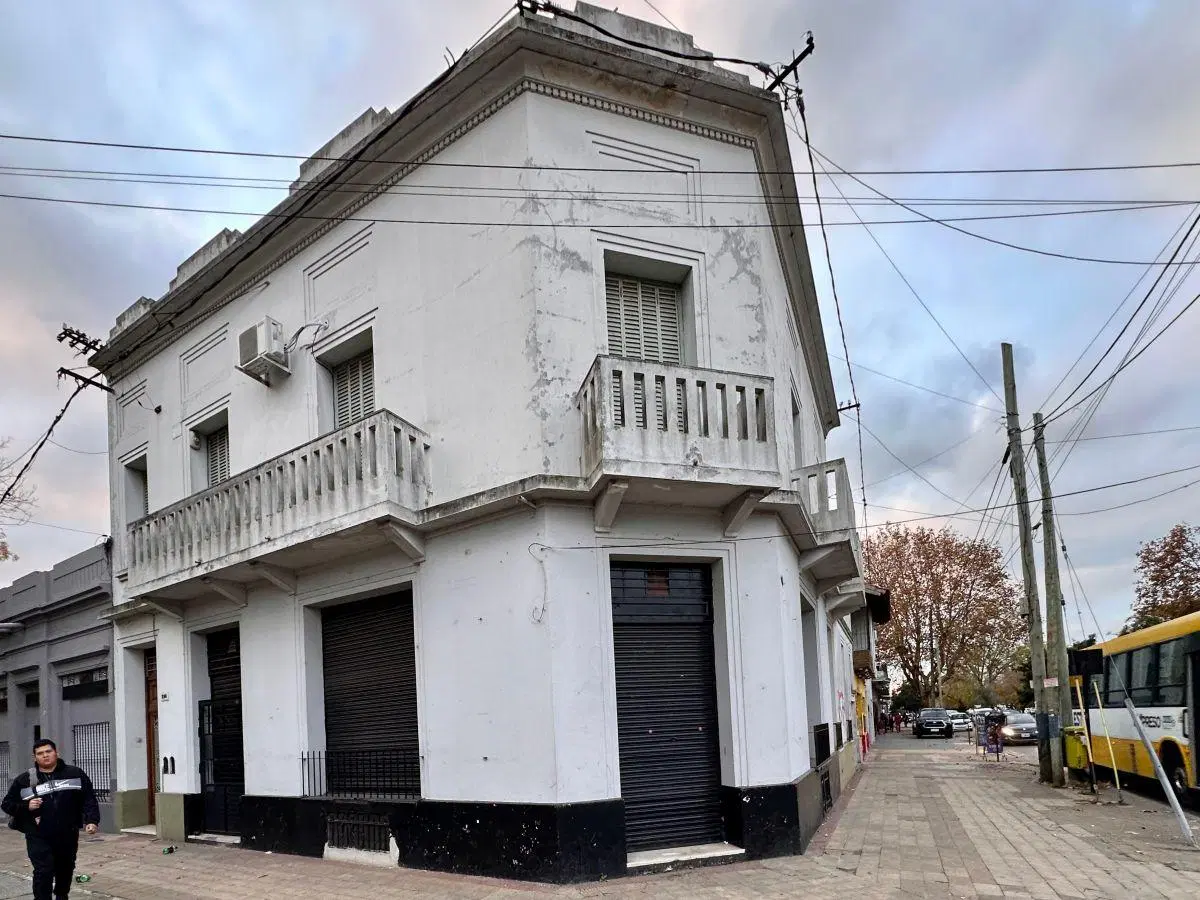 Amplio local comercial en esquina con sótano | Calle 38 y 120 – La Plata- 2