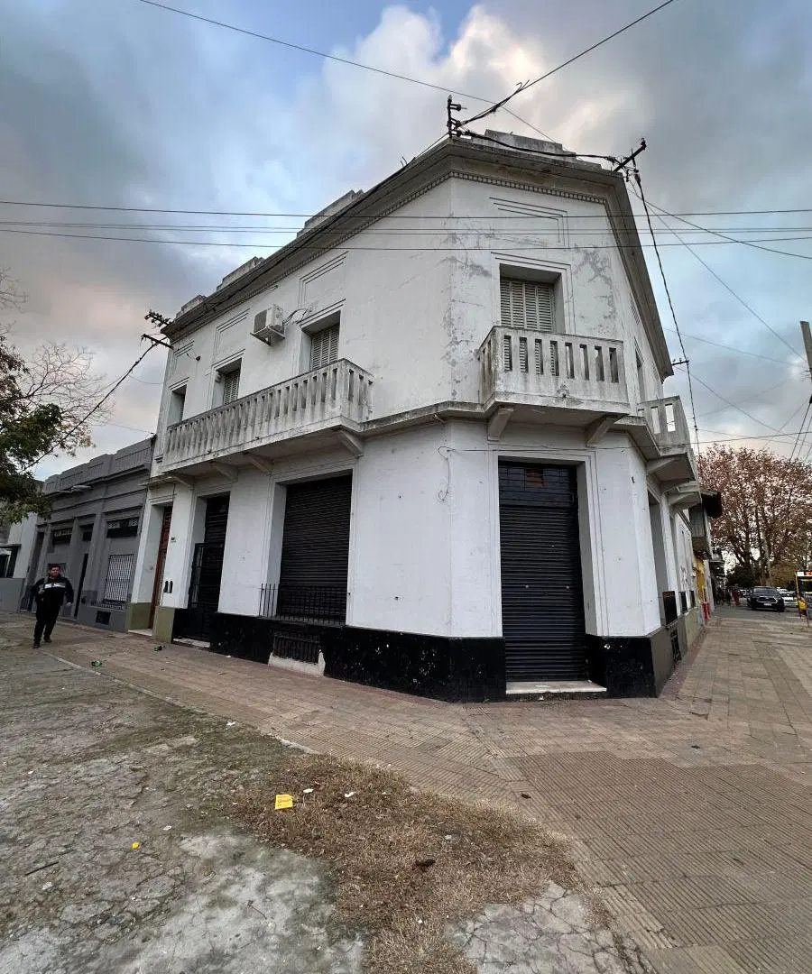 Amplio local comercial en esquina con sótano | Calle 38 y 120 – La Plata- 1
