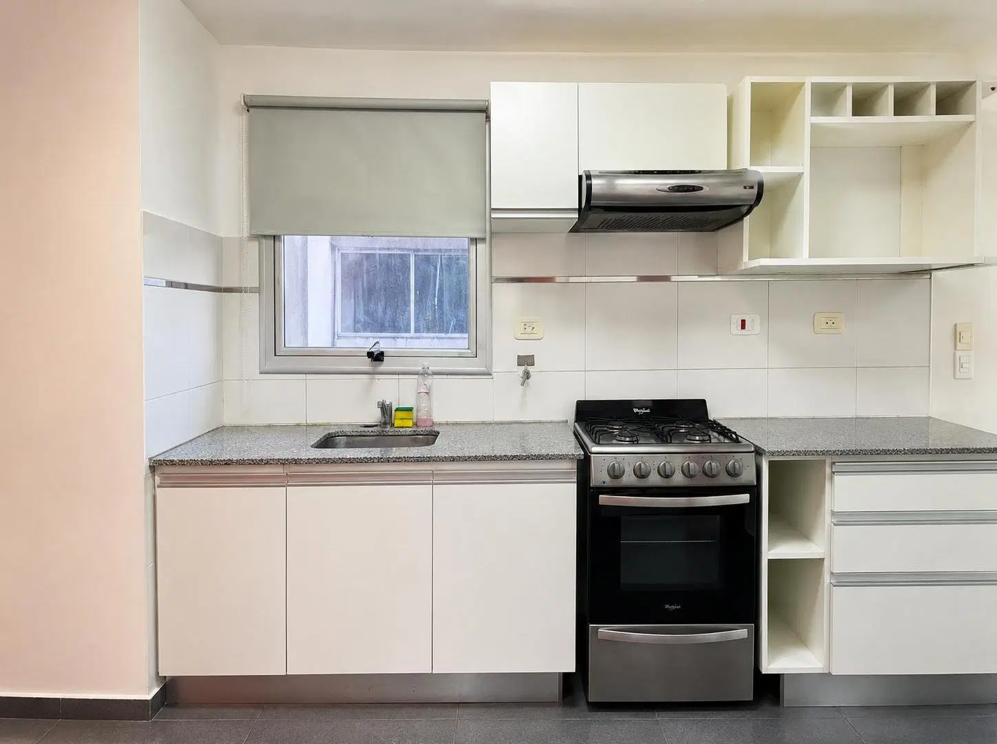 Monoambiente dividido con balcón y cochera en alquiler -13 e/38 y 39 La Plata- 1