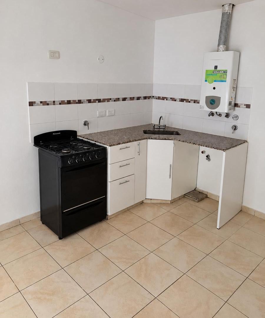Foto de Departamento en alquiler- 1 Dormitorio con balcon y cochera- 39 y diag, imagen 1
