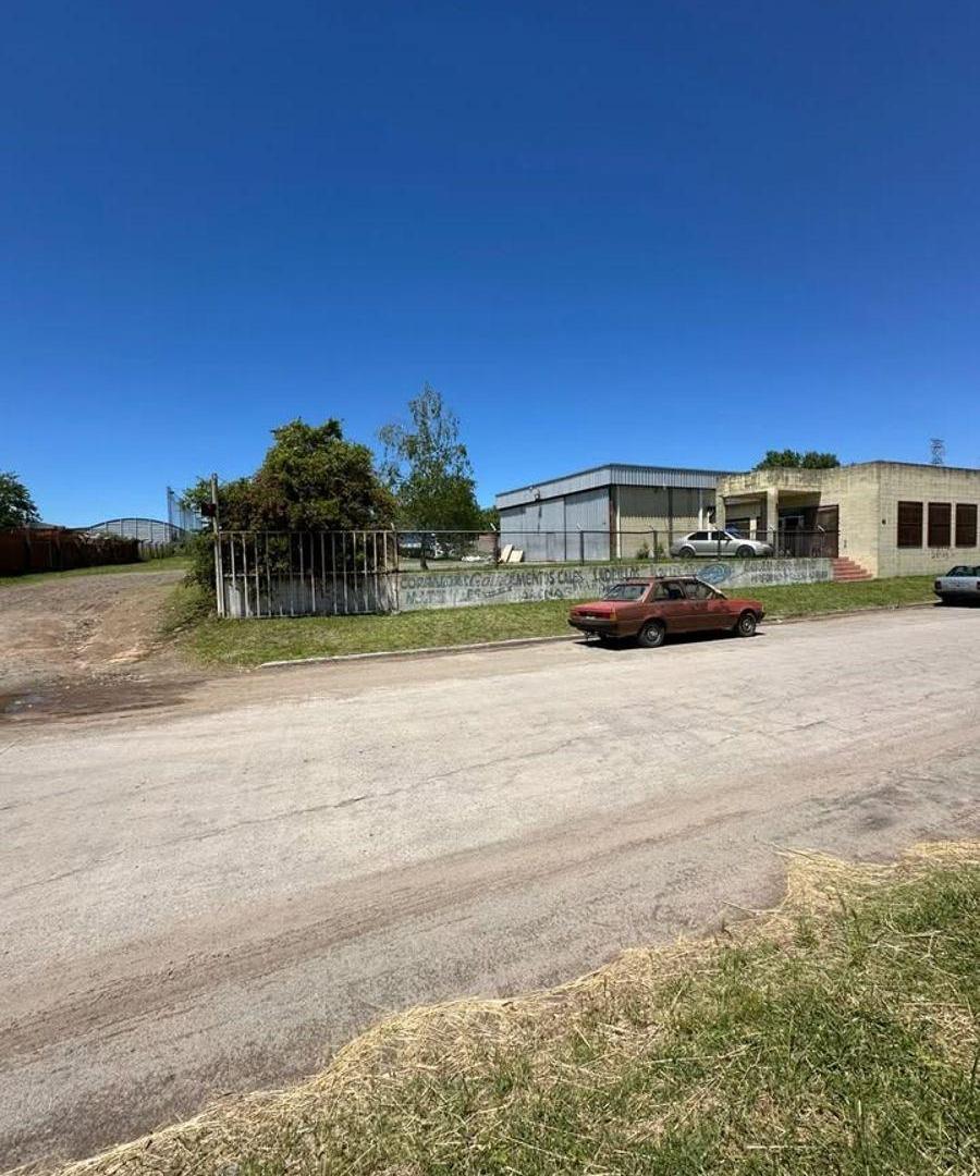 Lote comercial de 2.800 m² con galpón
