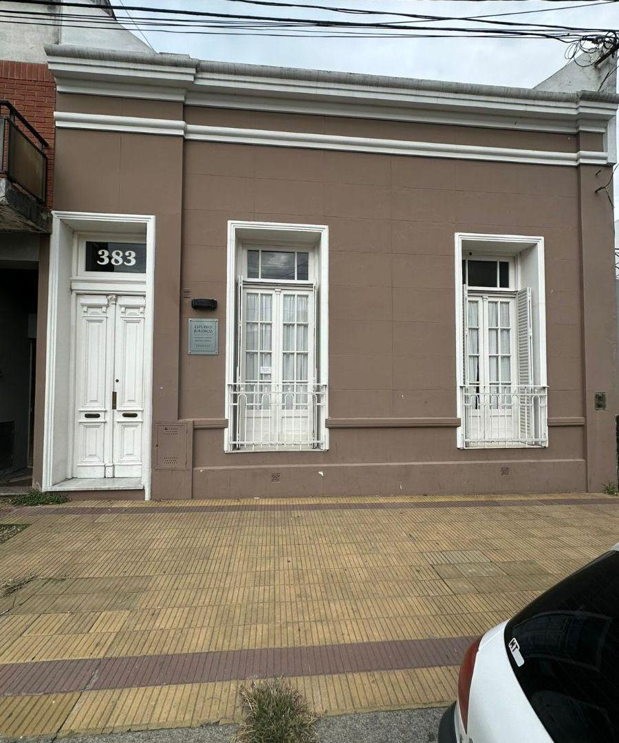 VENDE CASA ANTIGUA EN CENTRO DE TANDIL IDEAL USO PROFECIONAL Y COMERCIAL