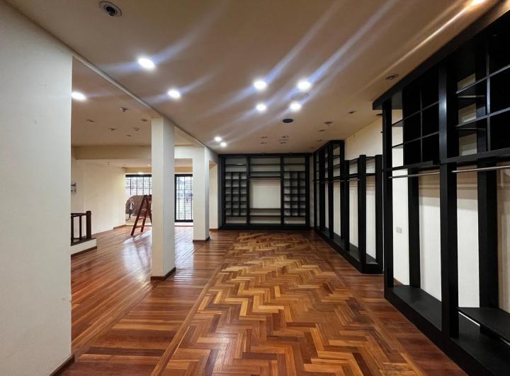 Excelente Local en zona céntrica de 240 metros en Alquiler en Monte Grande 4