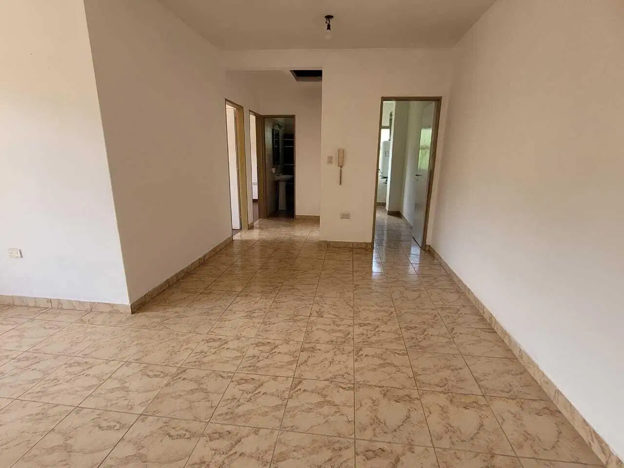 Depto 3 amb. en 2° piso | Balcón semicubierto | Cochera techada | Frente al tren | Ezeiza 4