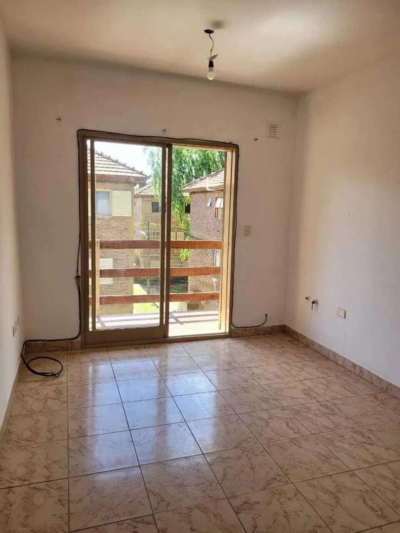 Depto 3 amb. en 2° piso | Balcón semicubierto | Cochera techada | Frente al tren | Ezeiza 3