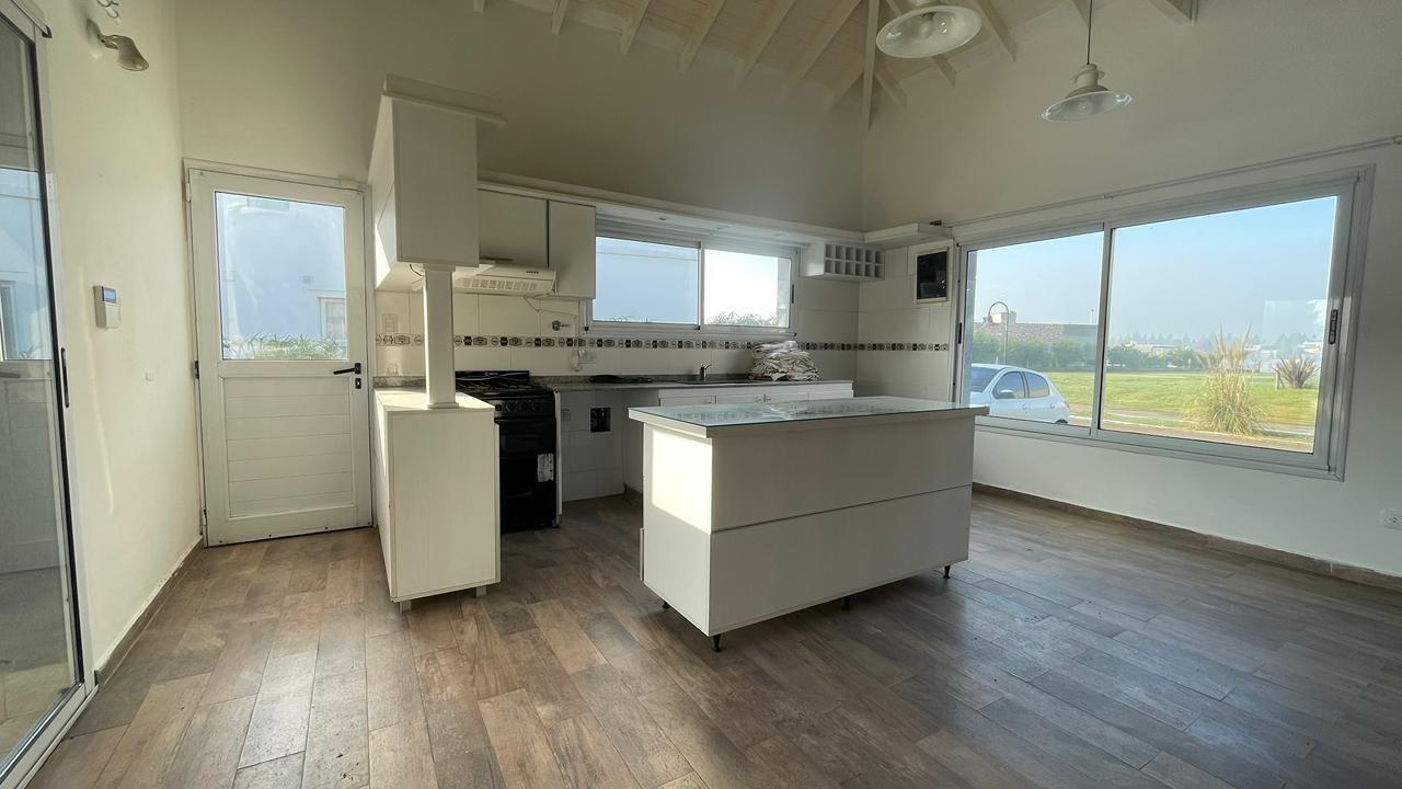 Foto de Casa en alquiler | 3 dorm. | Pileta y quincho | Lote 800 m² | Cruz del, imagen 3
