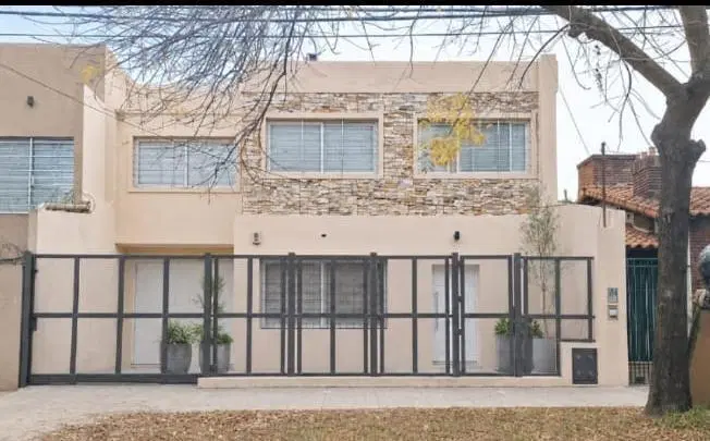 Casa 230 m² | 4 dorm. en suite | Pileta 4x8 | Quincho | Plena zona comercial | Monte Grande 1