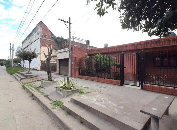 CASA EN VENTA A MEDIA CUADRA DE LA AV. ROCA 2600 3