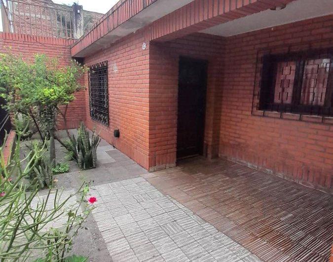 CASA EN VENTA A MEDIA CUADRA DE LA AV. ROCA 2600 2