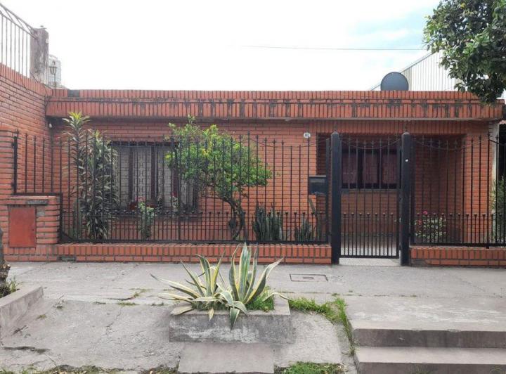 CASA EN VENTA A MEDIA CUADRA DE LA AV. ROCA 2600 4