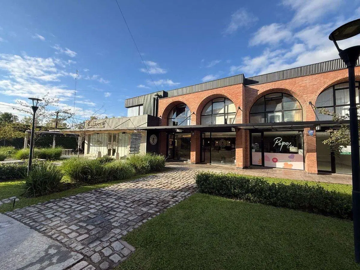 VENTA LOCAL COMERCIAL N°3 CON COCHERA YERBA BUENA 2