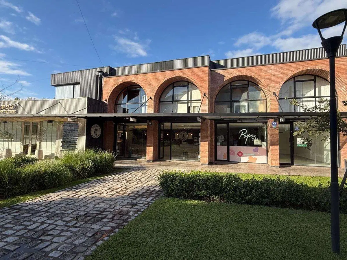 VENTA LOCAL COMERCIAL N°10 CON COCHERA YERBA BUENA 3