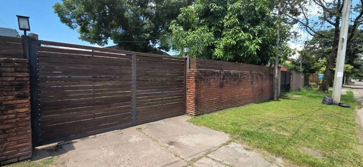 VENTA CASA A REFACCIONAR YERBA BUENA CON PILETA 2